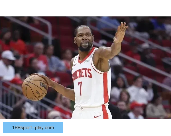 火箭更衣室狂欢泼水庆祝杜兰特超越乔丹 赤膊领取比赛用球激情满场