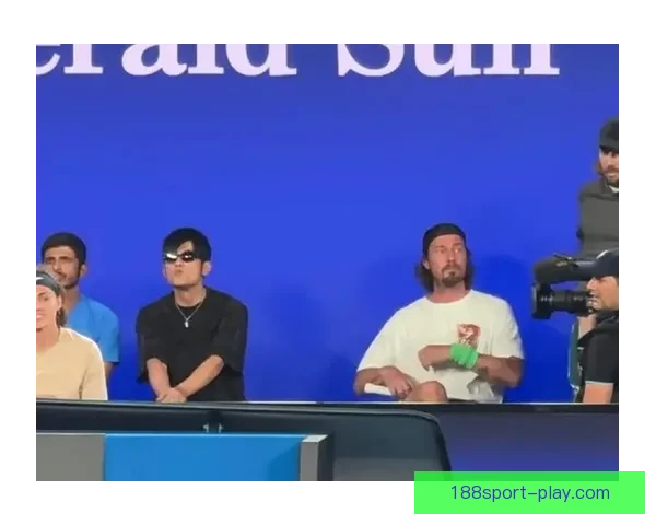 摇滚巨星邦·乔维现身迈阿密大师赛与网坛名将萨芬卢布合影互动