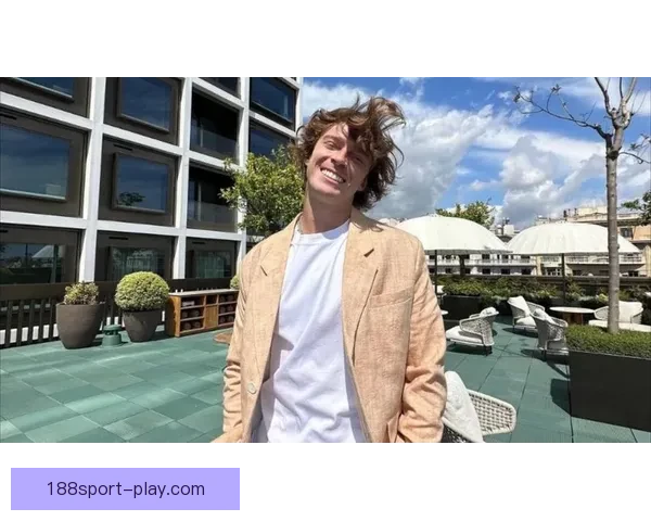 摇滚巨星邦·乔维现身迈阿密大师赛与网坛名将萨芬卢布合影互动